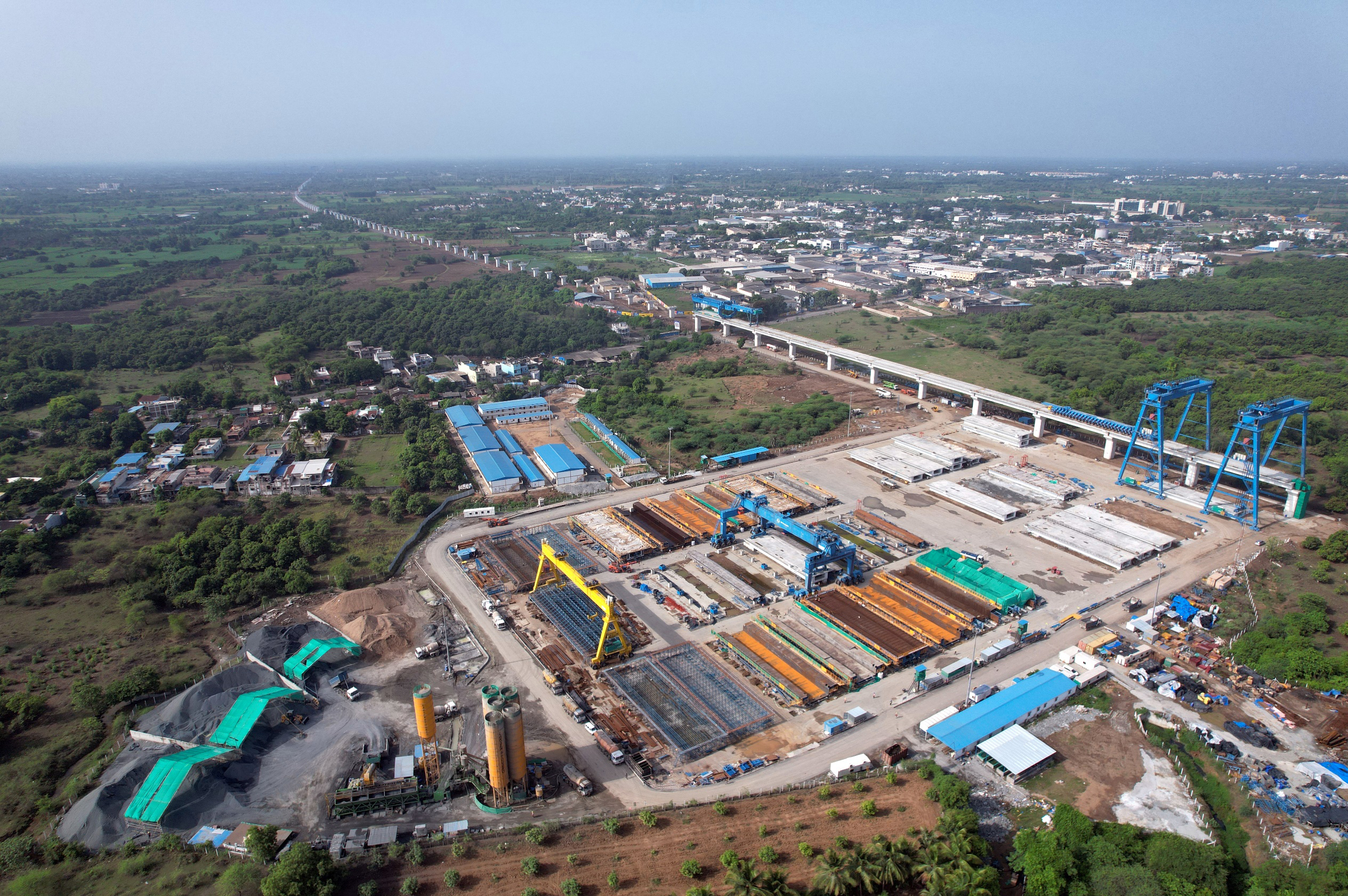 खेड़ा ज़िले में एसबीएस (ओवर-स्लंग) विधि द्वारा एमएएचएसआर वायाडक्ट का निर्माण, अगस्त 2023।